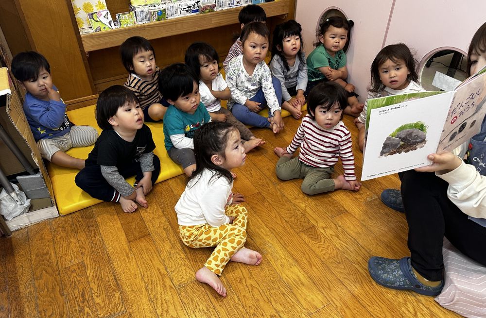 2歳児　クマ組
　　　『だんごむしのおうち』

虫が大好きなクマ組さん。
特に今は”だんごむし”に興味津々！！！

だんごむしのおうちはどこ？
どこに隠れてるのかな？
丸くなったり、早足で逃げたり・・・

面白いことがたくさん♪
