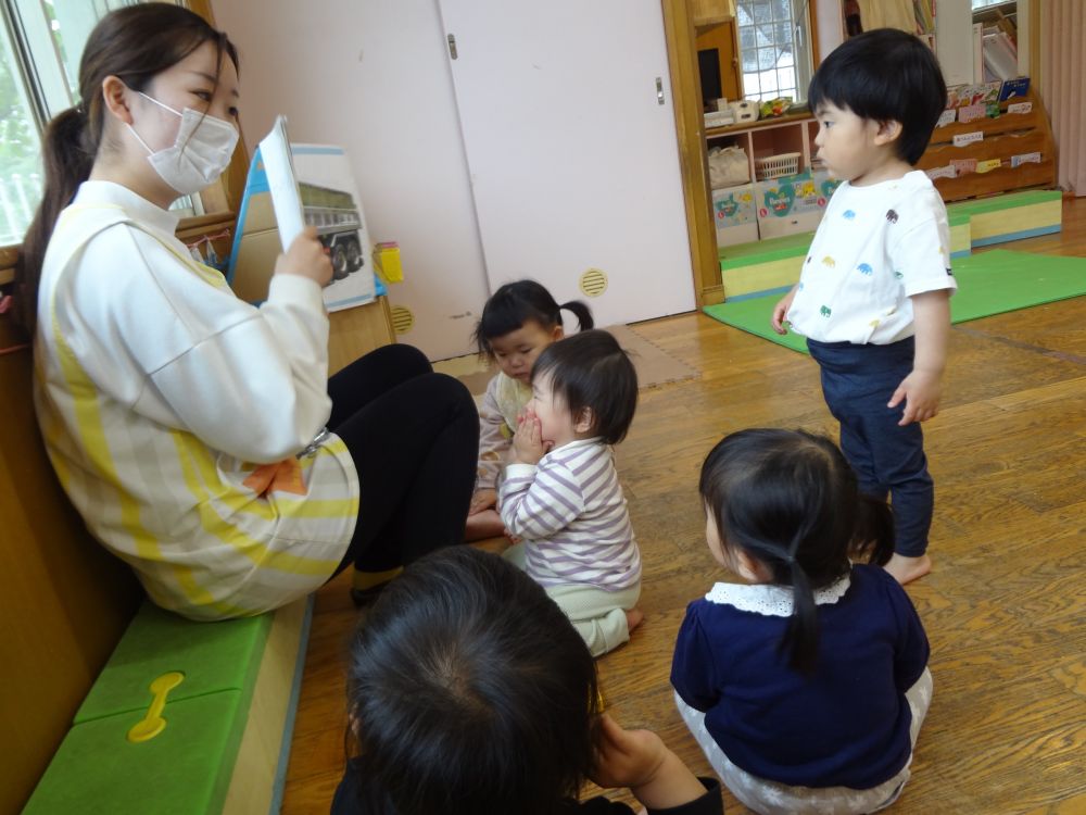 少しずつ新しいクラスに慣れてきたヒヨコ組さん🐤

友達や先生と一緒に大好きな”はたらくくるま”を見ています。
「せーの、ダンプカー！」
と言っている先生のまねっこをする姿も・・・🤗