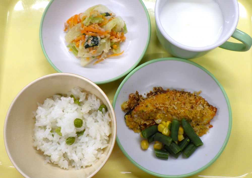 豆ごはん

鮭のカレーマヨパン粉焼き

いんげんとコーンのソテー

キャベツとツナのサラダ

牛乳