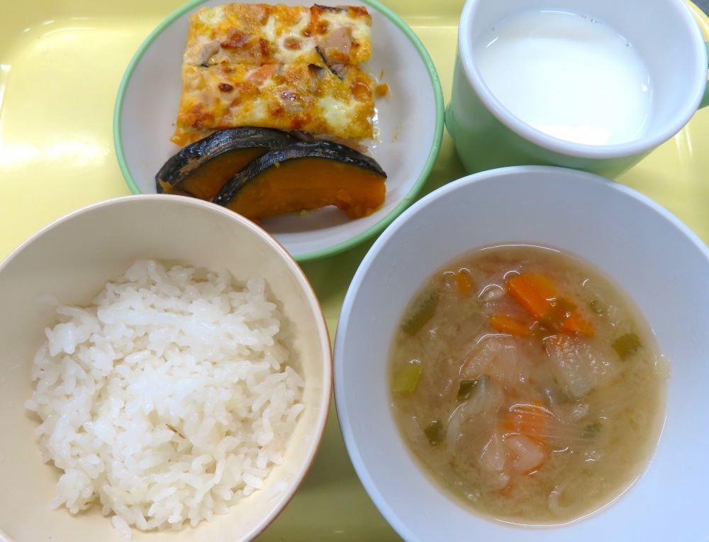 麦ご飯

ふくさ焼き

焼きかぼちゃ

切干大根のみそ汁

牛乳