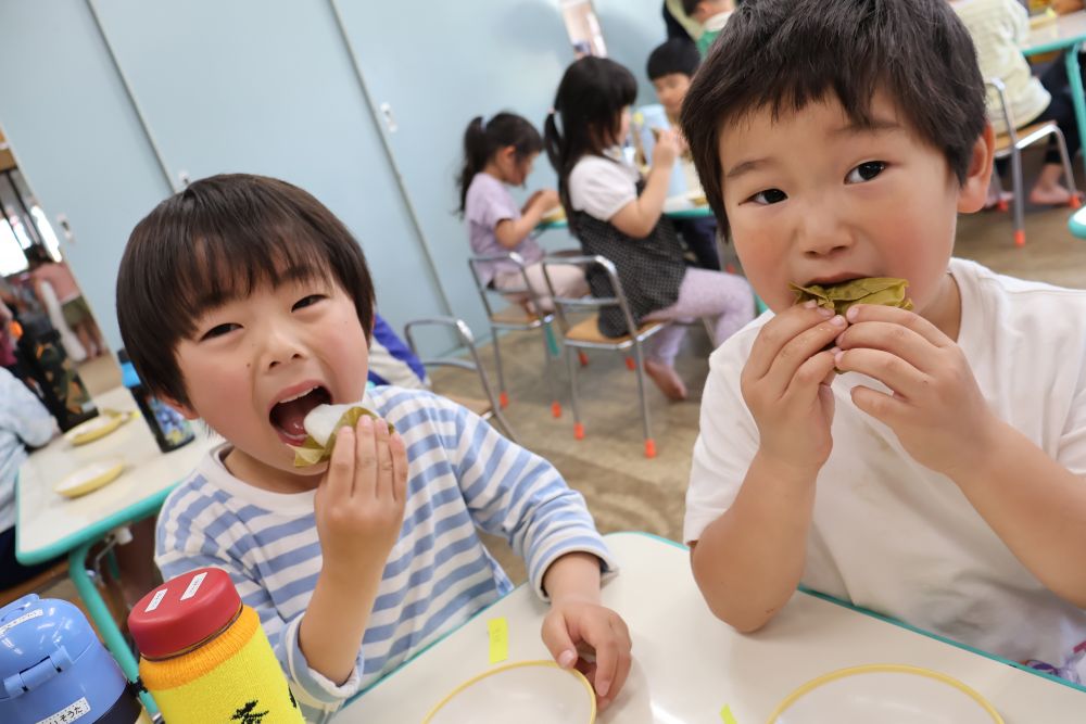 出来上がったかしわもちは
できたてホッカホカ☆

「あっちぃー！！」
と言いながらも早く食べたくて
フゥーフゥーしながら柏の葉をむく ・ ・ ・

「おいしーーい！♡」
あまりのおいしさに
おかわりの大行列が出来るほどでした♡
