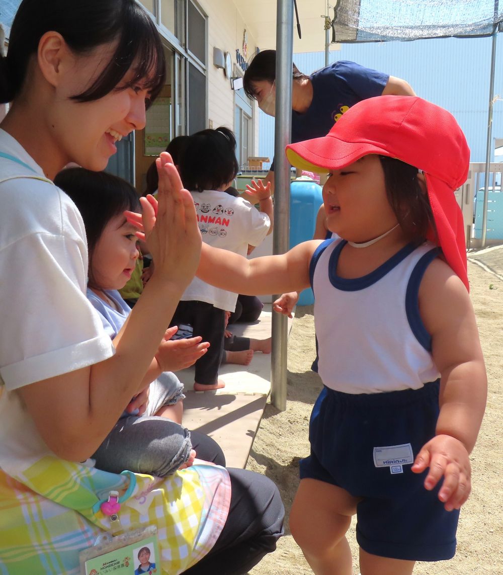 応援してくれている
　ヒヨコ組さんや先生にタッチ♪

やってみたかったんだ😆