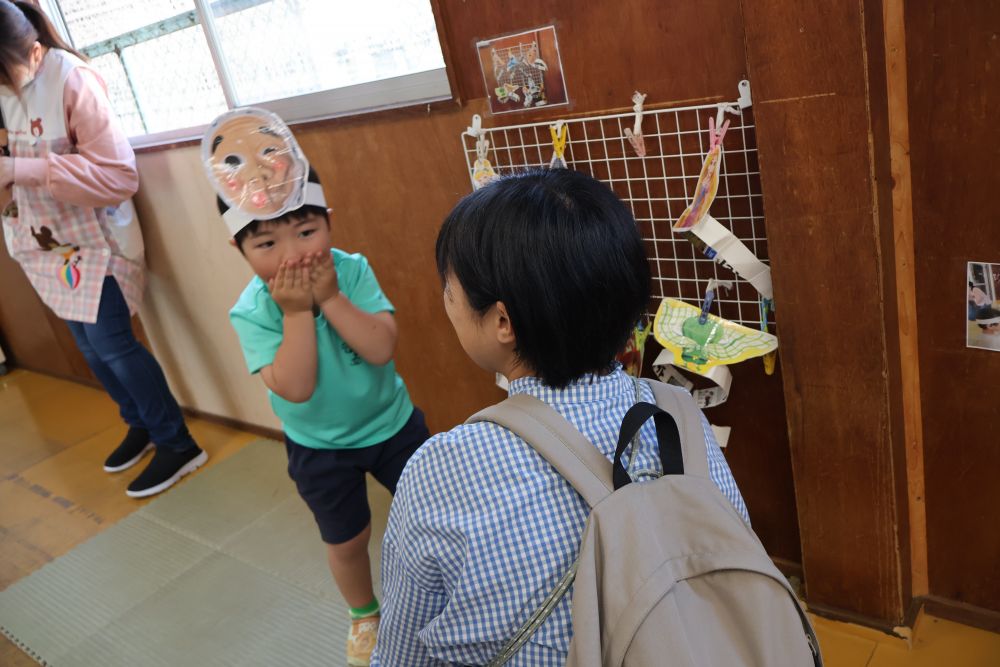 リス組さんにとって初めての保育参加

“門田でどんな遊びをしているんだろう？”
“友達と遊んでいるのかな？”

いつもと違う雰囲気に
登園時に涙が出たＧくん

今日はお母さんも一緒だと知り、一安心♡
大好きなひょっとこの踊りで
その場が一気に和やな雰囲気に♡
