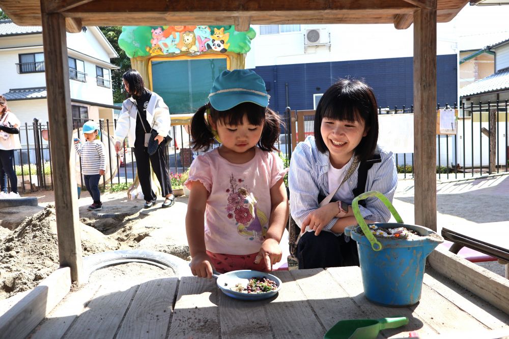 こちらはお料理中！
「キャベツ！キャベツ〜♪」
と葉牡丹の葉をキャベツに見立て
上手に芯（太い所）を包丁で切る姿は
まさしくお母さんそのもの♡

色鮮やかなごちそうを
お母さんに振舞います♡

