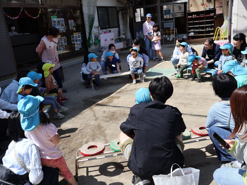 好きな遊びを楽しんだあとは
みんなで朝の会

天気の良い今日は
思い切って園庭でしちゃおう♪

おうちの方に見守られ
ちょっぴり恥ずかしい ・ ・ ・ 

でも名前を呼ばれると
大きな声で返事が出来ました

進級して１ヶ月と少し  !
子どもたちの様子と毎日過ごす環境を
おうちの方に知って、見ていただきました！

一人ひとりが家庭と同じように
安心して、毎日楽しみに園へ通ってくれると嬉しいな♡

今日はたくさんのご参加ありがとうございました

次回の保育参加もお楽しみに♡
