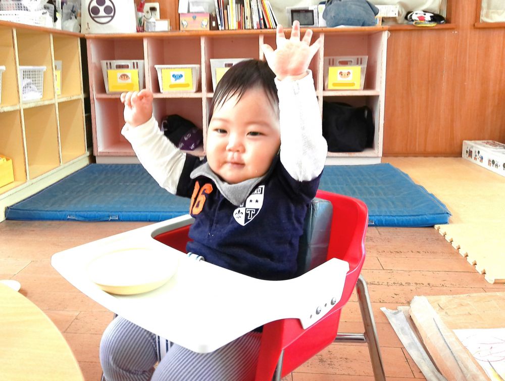 日々一緒に遊ぶ時や、朝の挨拶で名前を呼ぶ時
毎日楽しくやりとりをしていると・・・
「○○くーん！」　と名前を呼ぶと、少しずつ反応がみられるようになってきました♪



「S君！」
その言葉に、顔を見て両手を大きく挙げるS君

自分の名前がきこえた！！！

やっぱり自分の名前を呼んでもらうのってうれしい！
笑顔になったり、拍手をしたり全力で喜ぶ姿がみられます♡
