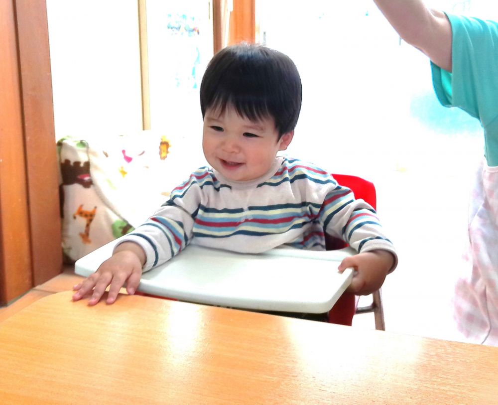 「S君！」
呼ばれると、笑顔を見せてくれるS君
手を挙げようと、小さく動かす仕草もみられました！


それぞれの名前を呼ばれて嬉しそうにする姿を見て、
名前を呼ぶ、声を掛ける、そんな日々のやりとりを重ねるのは大切だなと
改めて感じました・・・♡


