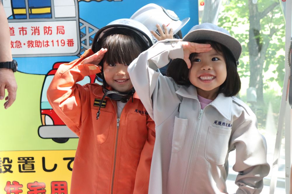 始めに予防課の職員さんから話を聞いて
ミニ消防車に乗ったり、消防士さんの服を着たり・・
子ども達は大喜びです