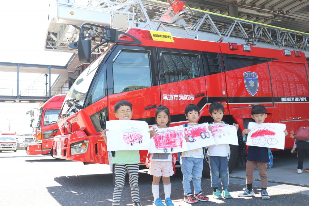 そして今日の最大の目的は消防車の写生
はしご車、救急車、救助工作車等 自分が好きな車を選んで
細部の色や形を意識しながら力強く描き上げました