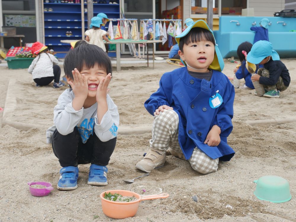 『じゃじゃーん！！ごちそうの完成』
『誰か～食べに来てよ』
草花も使ってトッピングです♡
2人で作った自信作だそうです