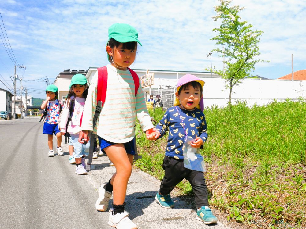 今日は1歳児ヒヨコ組さんと4歳児ゾウ組さんで一緒に公園に行きました
緑色帽子のゾウ組さんも数年前まではお兄ちゃんお姉ちゃんに手を引かれていましたが
今では自分たちがお兄ちゃんお姉ちゃんです