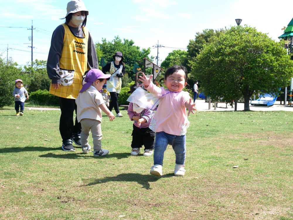 広い公園、緑の芝生、大好きな友達と先生
