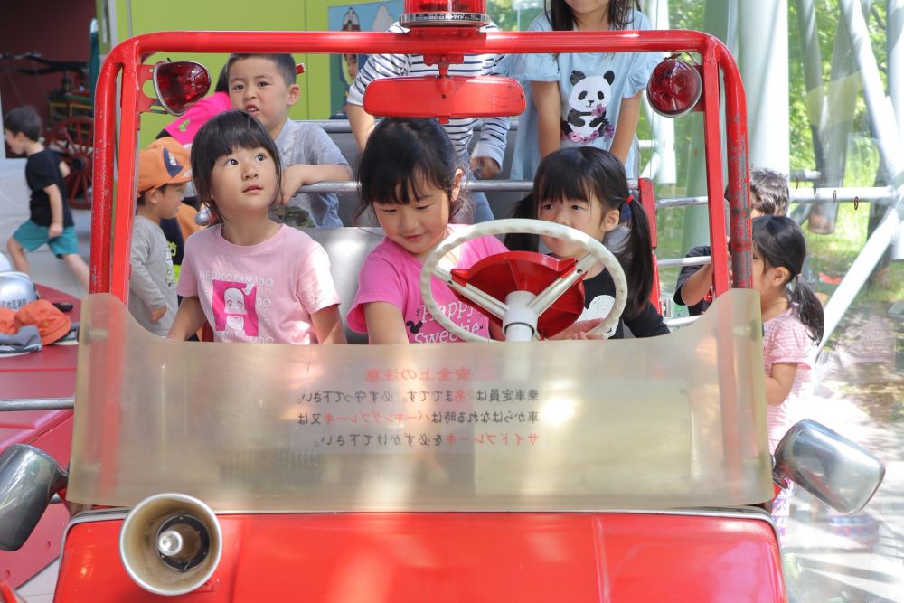 ミニ消防車にも乗せてもらいました
ハンドルや無線、サイレンのボタン・・・
「ハンドル動かしてもいいの?」
「これはなんのボタンだろう?」
気になるものは触ったり動かしたりして、確かめて楽しみました!