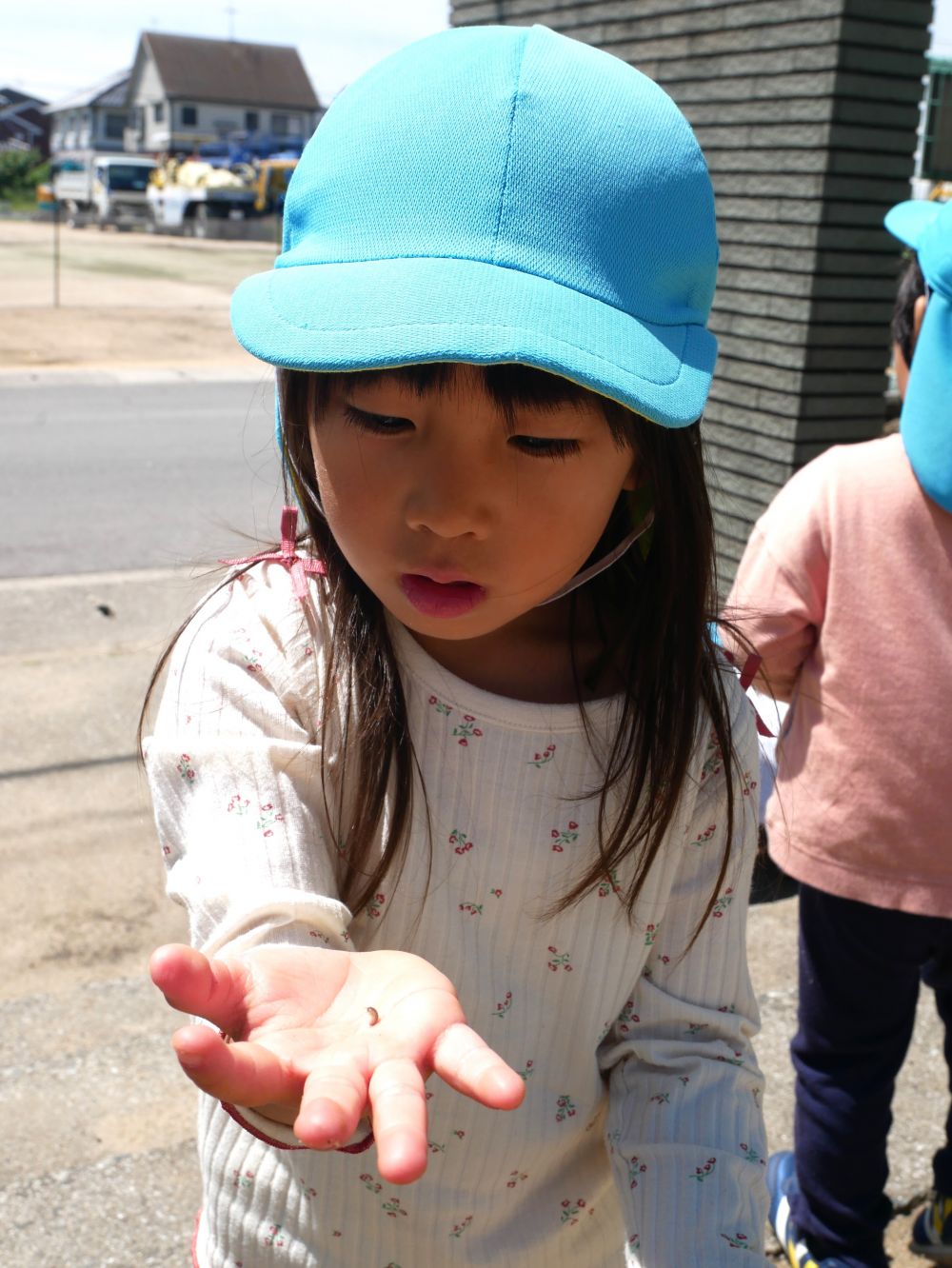 みんな大好きダンゴムシ♡
見たり触れたり捕まえたり・・・
それぞれが感じたことを
言葉にして表現しています
『ダンゴムシ見つけた!』
『ここにたくさんダンゴムシが居るんだけどなんでだろう?』
他の場所にはあまり居なかったのに
公園の入り口付近には
ダンゴムシがいっぱい居ることに気が付いたIちゃん