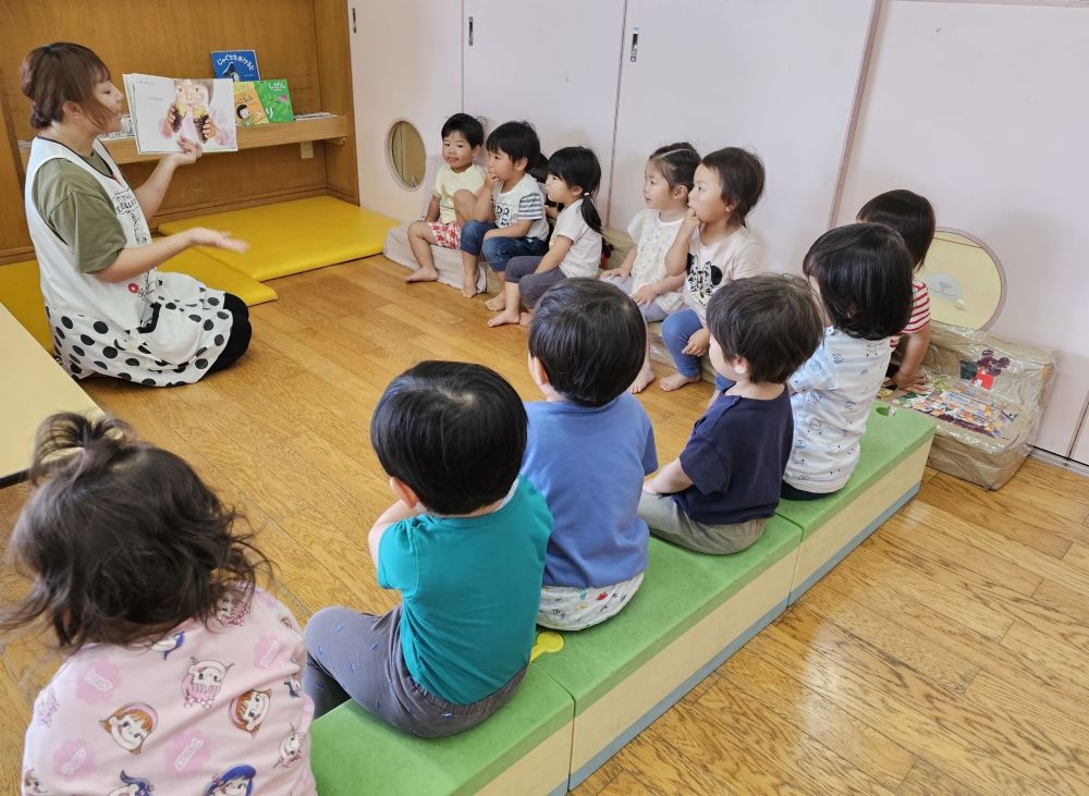 2歳児　  クマ組
       　　『やさい』

今月は、夏野菜を植えたり、
さつまいもを植えたり…

そんなみんなにぴったりの絵本。
色々な野菜が出てきて、
「とまと！」
「きゃべつ！」
「さつまいも！」
野菜の名前もよく知っています♪

さつまいもが出てくると、
「うえたね～」
「おいもができたら、けーきにする！」

絵本を読みながらみんな楽しみにしています🍠

