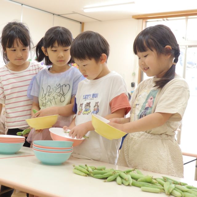 ＊　5歳児　豆の皮むき　＊