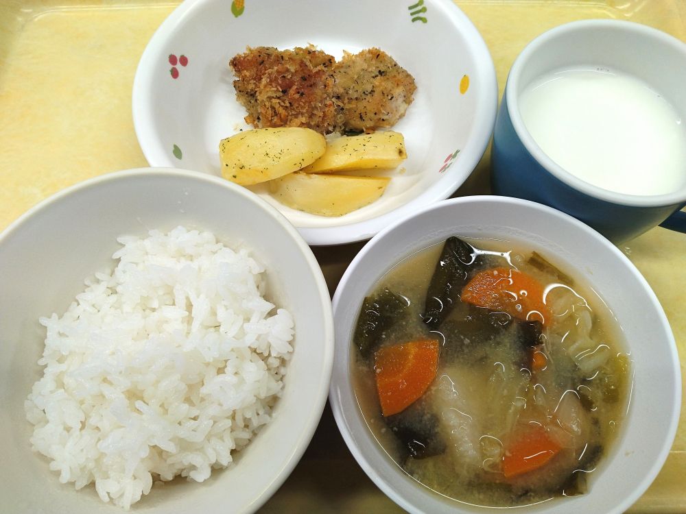 ご飯

鶏肉の香草焼き

焼ポテト

春キャベツの味噌汁

牛乳