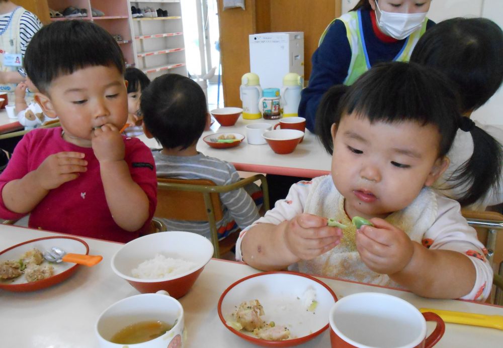 そら豆は給食にも登場しました。

午前中にさやをむいた様に、上手に薄皮をむいています。
おいしかったかな？