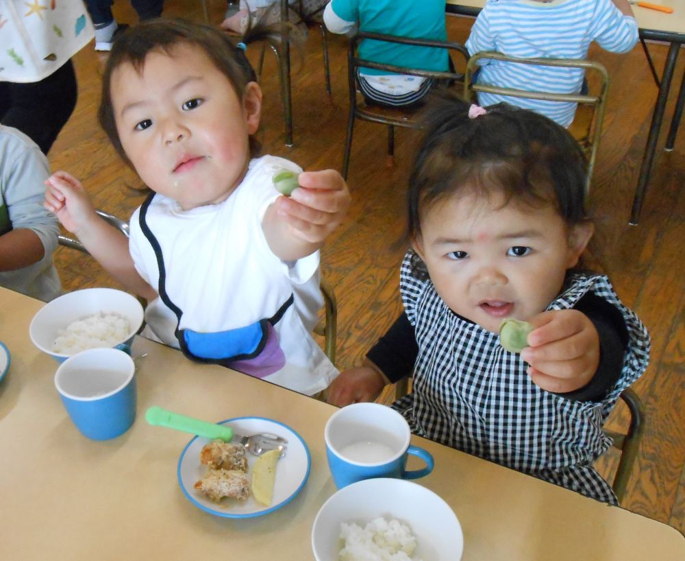 食べ慣れない食材に戸惑う様子も見られましたが、
少しずつ口に運んで旬の味を味わいました。

色々な食材に触れ、味わうことでどんどん「食」に興味を持っていって欲しいと思います。