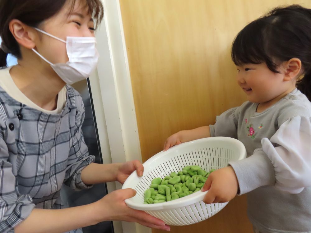 
　「給食先生、どうぞ♪」

　「いっぱい剥いてくれて、ありがとう💗
　　給食とおやつに入れるから、食べてね♬」