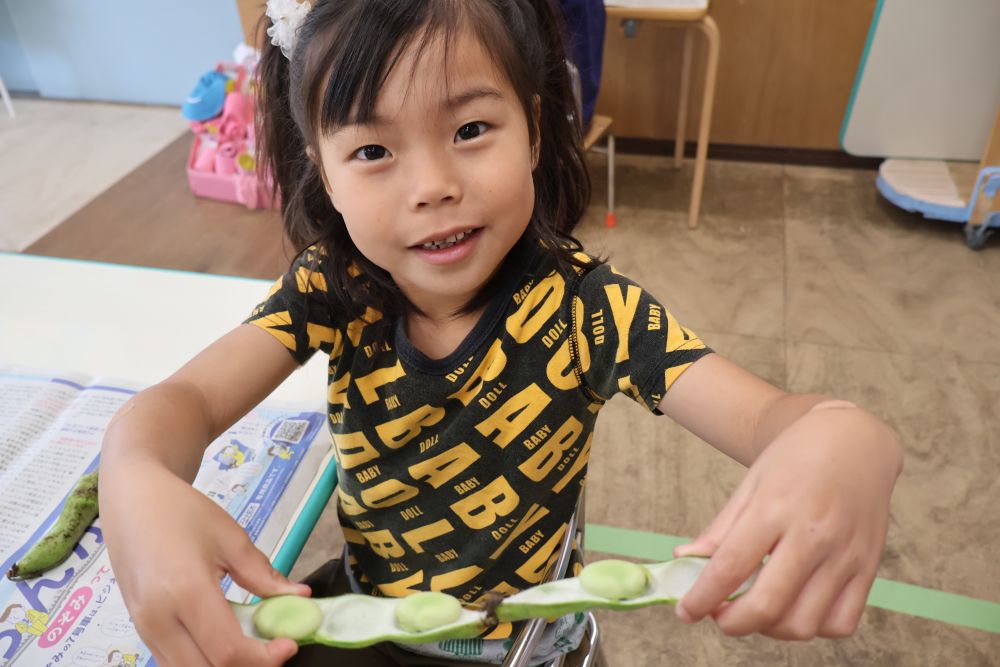 今月の食育の日はそら豆の皮むき

「そら豆ってなんでそら豆っていう名前なんだと思う？」
という質問に対して
様々な答えが♡

「空みたいな色だから？」
「たぶんそら豆の皮の中は
　フワフワしてて雲みたいだからじゃない？」

様々な想像力を働かせています
★正解は空にむかって大きく伸びるから★


皮をむくと
中にはフワフワのベットと
そらまめくんが♡

