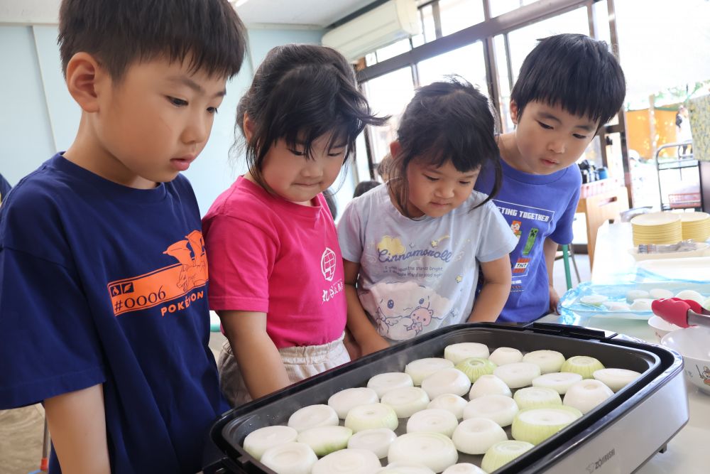 
楽しみにしていた
玉ねぎパーティーの日♡

キリン組さんが収穫した玉ねぎを
ホットプレートで焼きます

耳を澄ますと
「ジュー！」と焼く音が！

玉ねぎにくぎ付けです
