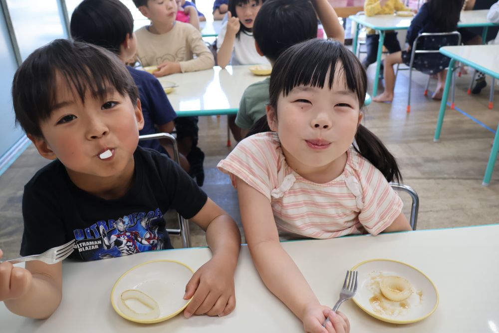 ケチャップ、マヨネーズ、焼き肉のたれ
塩コショウ、めんスープ
味付けはご自由に♡

「おいしーい♡」
「なんか甘い！！」

出来立てほやほやの玉ねぎは
格別です♡

もちろん！
自分たちで収穫した分
おいしさ倍増♡

心も体も大満足です
