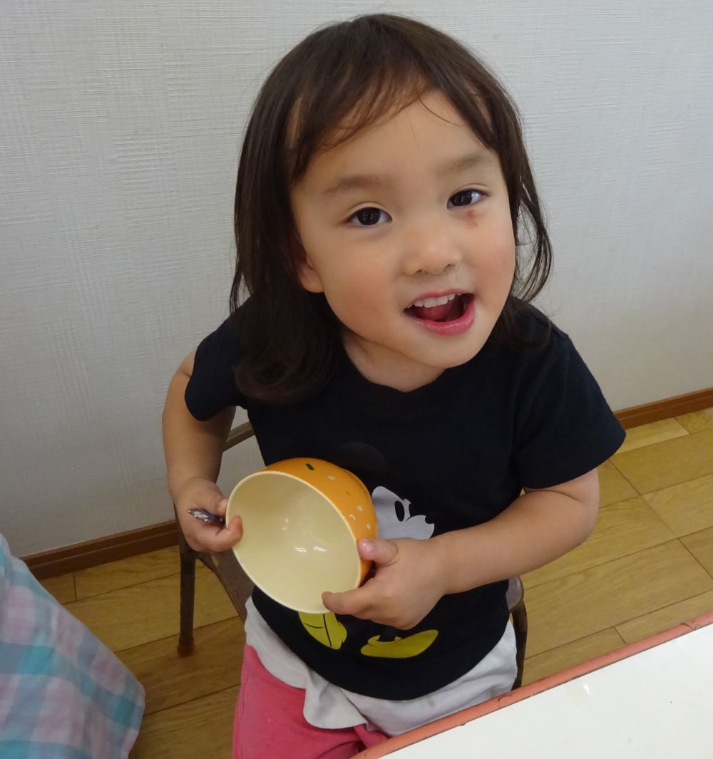 5月半ばを過ぎ、子ども達の楽しそうな声が給食時間に聞こえてきます。
クマ・ヒヨコ組さんとの給食時間♡

「せんせーたべたよっ　みてみてー」
「わっぴかぴかだねー」
と言うとにっこり♡笑顔でお皿を見せてくれました！