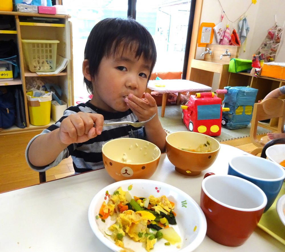 苦手なものはみんなあります。

「一口食べてみる？」
と言うと
「・・・きらい・・・」
正直な返事が返ってきますが、決して無理強いはせず、子どもに寄り添い
応援します♡

そのうちみんな一口
「パクリッ！！」

「せんせー食べたよーーー！」


