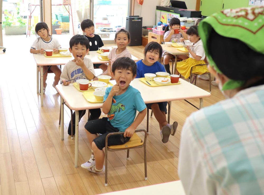 朝収穫したきゅうりを冷蔵庫で冷やすこと２時間ちょっと。
包丁・まな板とともに保育室へ・・・。

「きゅうりキターーーーー！」
と何とも嬉しそうな声に迎えられました♪

「デコボコしてるけど何の形なのかな」と聞くと、
「きゅうりにハートのケースをかぶせたの！」
「あと星とね、お花も！」
「切ってみないとわかんないけど・・」
興奮気味に教えてくれた子どもたち。

では、さっそく切ってみましょう♡