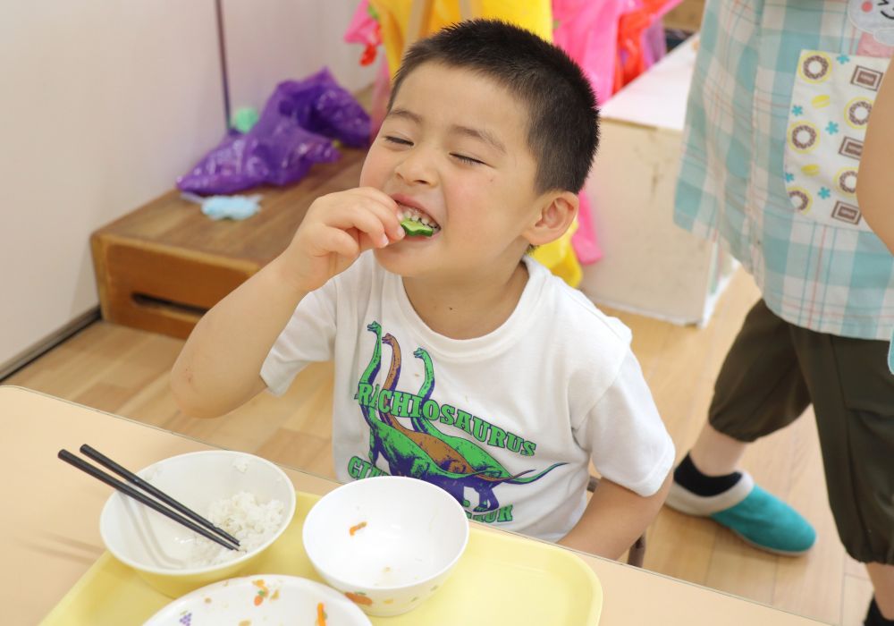 ハート・星・花、三種類の形のきゅうりを味わいます♪

「つめたくておいし～い！」
「パリパリしとるね」
友達との会話も弾んでいる様子。

少し早く味わった夏の味覚、次に続くのは何の野菜かな？
まだまだ楽しみな夏野菜の生長、これからも見守っていきます♡