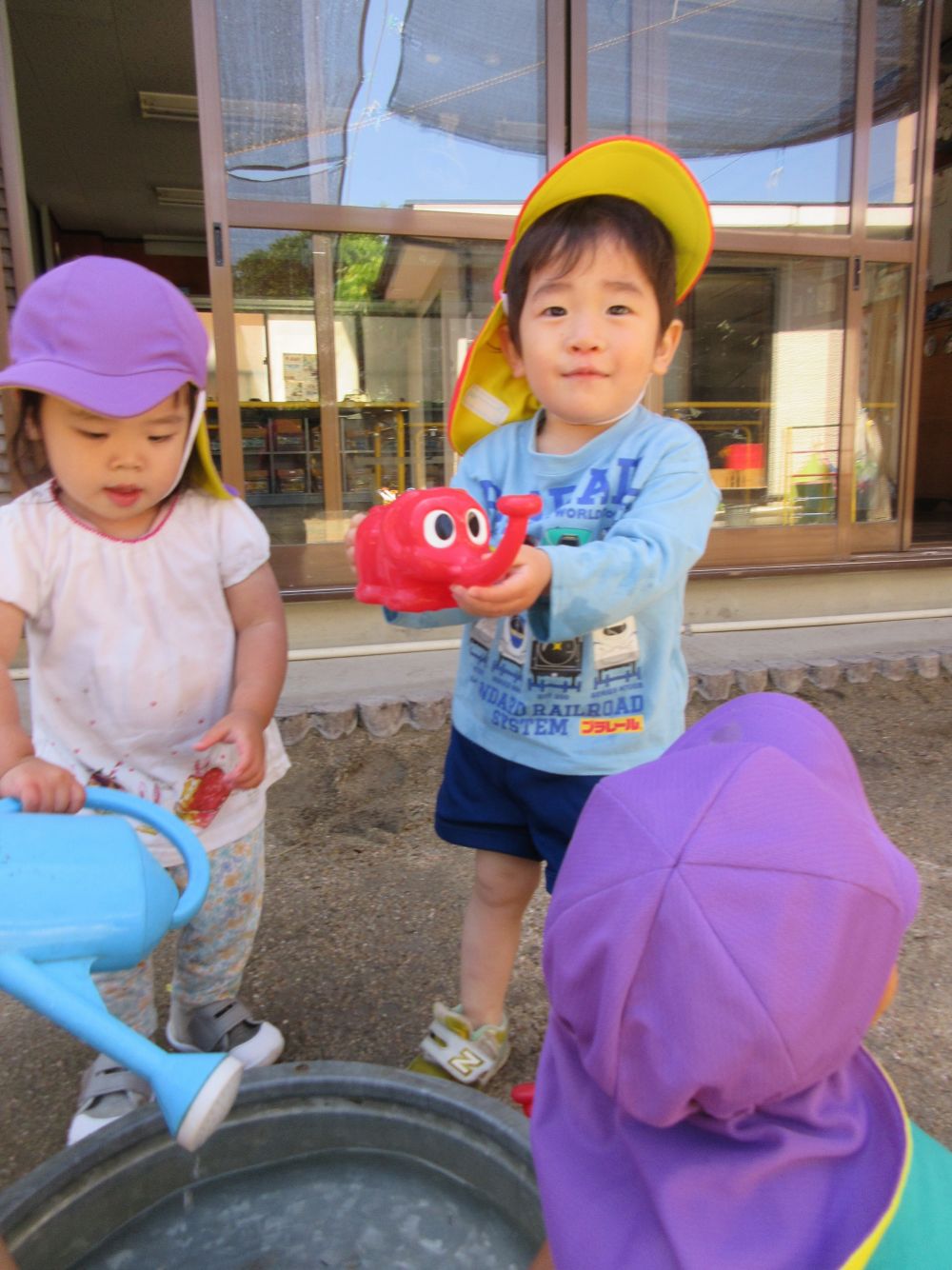 ぞうさんジョウロに水がたくさんはいると
「ぞうさんお腹いっぱいになったよ」
と嬉しそうなNくんです♡