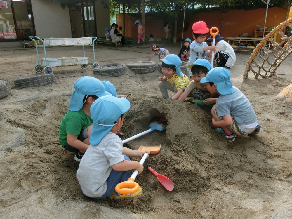 遊んでいるとお山がこわれ、もう１度作ることに！

次はどうやって作ったらこわれないかな～
と考えていると、

Kくん　「ペタペタいっぱいしたらいいんじゃない！？」

Fちゃん　「白いお砂をかけたらいいんよ！」

と、どうやったらこわれないか、アイデアを出し合います！


そしてお山、トンネルの完成♪

「新幹線のトンネルみたいだね！」

と話していると、

赤いスコップを持ってきて
「これは、こまちです！」

青のスコップを持ってきて
「これはのぞみです！」


といろいろな新幹線を走らせていました♪



お山作りに夢中なリス組さん！

次はどんなお山になるのかな♡