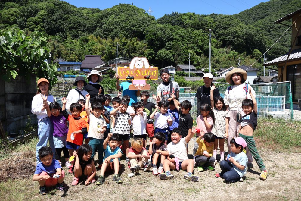 「大きくなってね・・・♡」
と優しく言葉をかけながら
土の布団をそっとかぶせる子どもたち♡


植える時間はあっという間だったけど
愛情はたっぷり含まれています♡

