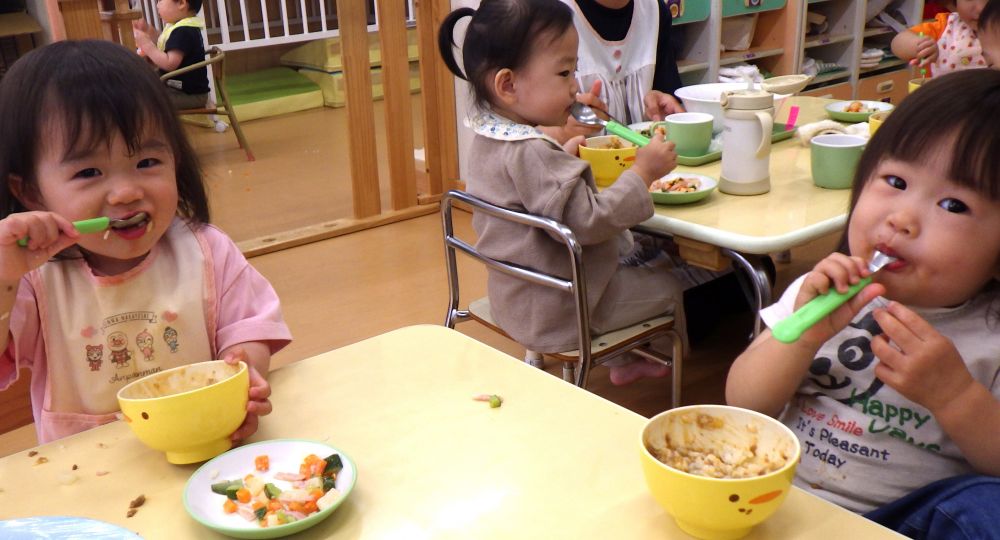 ヒヨコ組さんのクラスに行くと、カレーに夢中な様子♡
しっかりスプーンですくって食べていました。
「おいし～い」の笑顔もいっぱい見れましたよ♪

