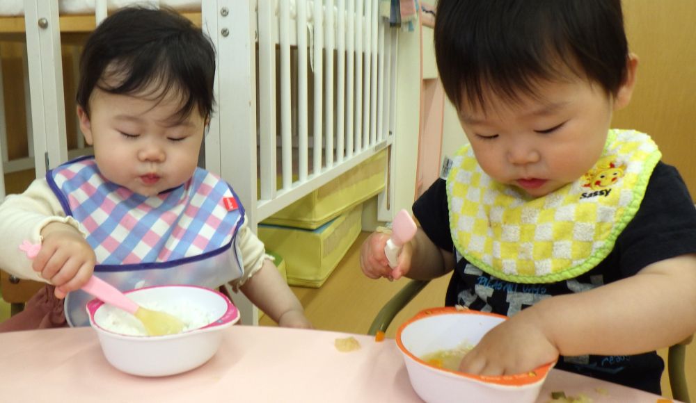 ウサギ組さんは入園して１ヶ月ほど経ちました。
離乳食の子や幼児食への移行食の子など
月齢に合わせて作っています。
つかみ食べが上手にできていたりスプーンを使って
食べることもできるようになってきていますよ！
毎日成長を感じます😊

明日から６月。
ジメジメと暑い日もありますが、
しっかり食べて元気いっぱい過ごしましょう☆