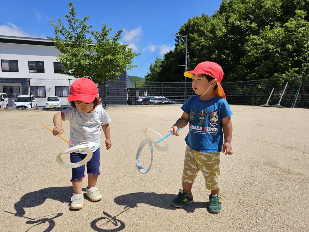 天気になったら、おさんぽに行こうね～と、
みんなと約束をしていました♪

そして・・・

前の日は大雨だったけど、
次の日には晴れておさんぽ日和に☀

手作り風車を持ってレッツゴー！！！

風にのってくるくるくる・・・
くるくるまわる影発見！！