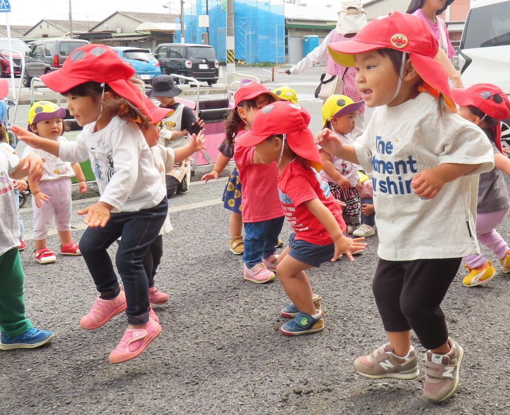 ノリノリで踊っている子どもたちを見て、
みなさん、喜んでくれました😊

「これでまた、お仕事がんばれるわ～✨」