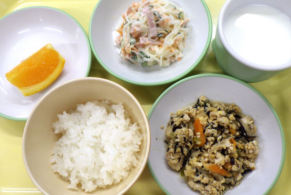 ご飯

いり豆腐

春雨サラダ

オレンジ

牛乳
