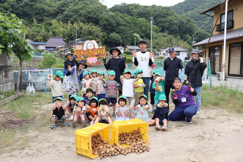 楽しい時間はあーっという間

「60個掘るぞ～！！」
と気合いを入れた成果あり☆

「何個掘った？」
「110個！！」
と満足げなR君
（たくさん掘ったんだね♡）

最後はたくさんのじゃがいもと記念写真
