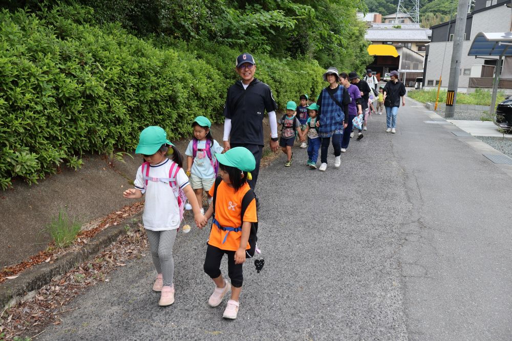 帰り道、採れたじゃがいもを何で食べるか考えながら帰るゾウ組さん

「焼いてたべようかな～」
「ケチャップがいい」
と楽しい会話が♡

今日採ったじゃがいもでクッキングする日が楽しみです♪
