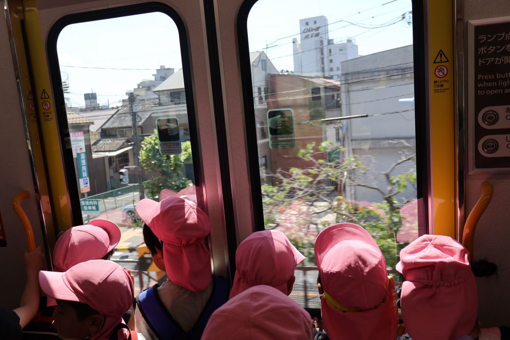 電車に乗ると
全員外の景色にくぎ付け♡

バス、電車と集団で初めての体験でしたが
公共のマナーを守り
楽しく乗車することが出来ました♡

