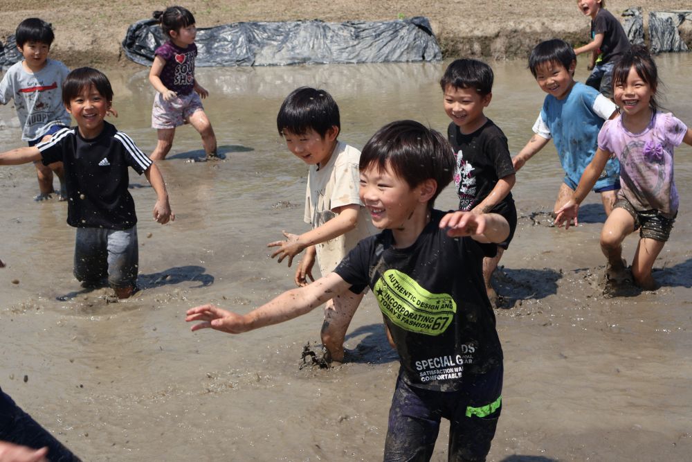 足を取られながらも
泥、水の感触を全力で楽しむ♡