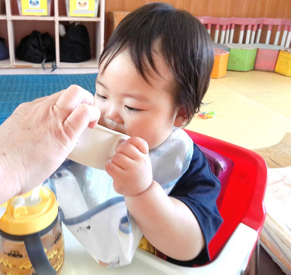 Sくんは自分の手でお椀をもって食べる姿！
自分の両手で落ちないよう、しっかりギュッと握って食べていました！
一生懸命に何度も手でもってみる、Sくんです


一人ひとりの、やってみたい！と挑戦する気持ちを尊重していきたいと思います♪
