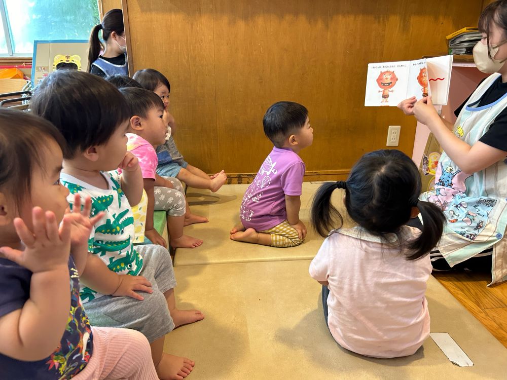 ヒヨコ組
　「あっぷっぷのぷ～」

赤や緑、青、黄色のおにさんと
にらめっこ😠する話です。

前回も「あっぷっぷ」の絵本が好きな子が
多かったので、このお話を選ぶと
やっぱりよく聞いてくれていました♪

まねっこが上手だね♡
