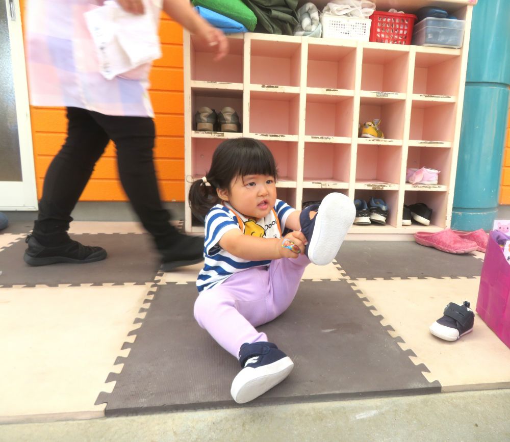 散歩が大好きなヒヨコ組さん
今日は天気も良くゾウ組さんと一緒に高西公園に行ってきました!
早く散歩に行きたくて自分で靴を履きウキウキのHちゃん
「よいしょ、よいしょ」
かかとの部分もしっかり入れて上手に履けました♪
最近、自分でやる!と気持ちも増えてき、Hちゃんのやりたい気持ちもこれからもどんどん増やしていきたいです