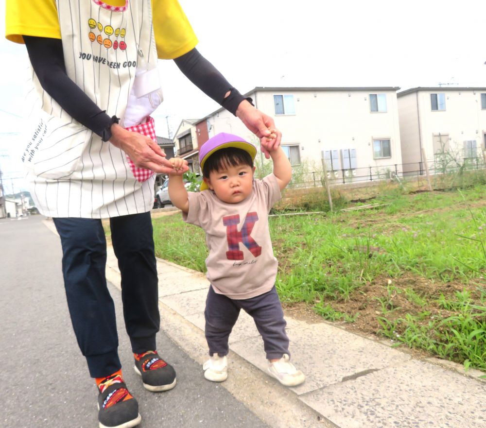 先生と一緒に散歩道を歩くKくん
最近よく歩くようになってきたKくんは、散歩道「キャ‼キャ‼」と嬉しそうに歩いていましたよ