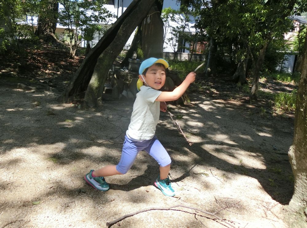 神社へお散歩に！

神社には木、葉っぱ、石・・・
魅力的なものがたくさん♡！



木の枝を見つけたＳくん！

「見てみて～！ブンブンジャ―！かっこいいでしょ☆」

木を剣に見立ててなりきっています！
