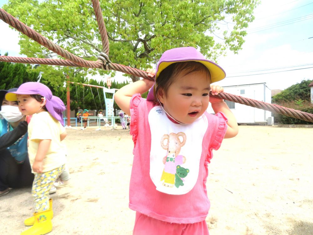 ゾウ組さんに手を引かれ、高西公園に到着!
タワーに登っているゾウ組さんたちを見て、真似して登ってみるRちゃん
ぶらぶら下がってみるが、届かず…
しばらくすると「ばぁ!」
今度はいないいないばあをして楽しむRちゃんでした