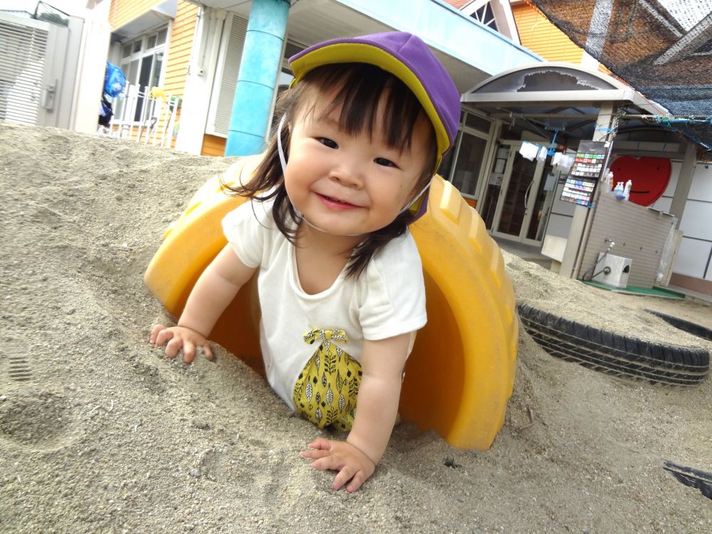 外では…
トンネルで遊ぶのが楽しいＲちゃん♡
　“ばあ～！”
タイミングに合わせて声をかけるとニッコリ😊
手や足をしっかりと使って進み反対側まで出てこられました！
